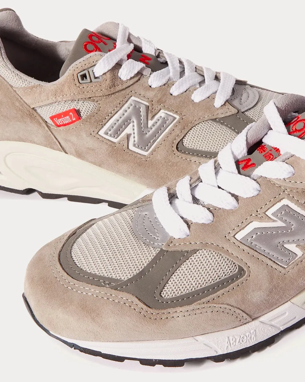 M990v2 Beige Low Top Sneakers