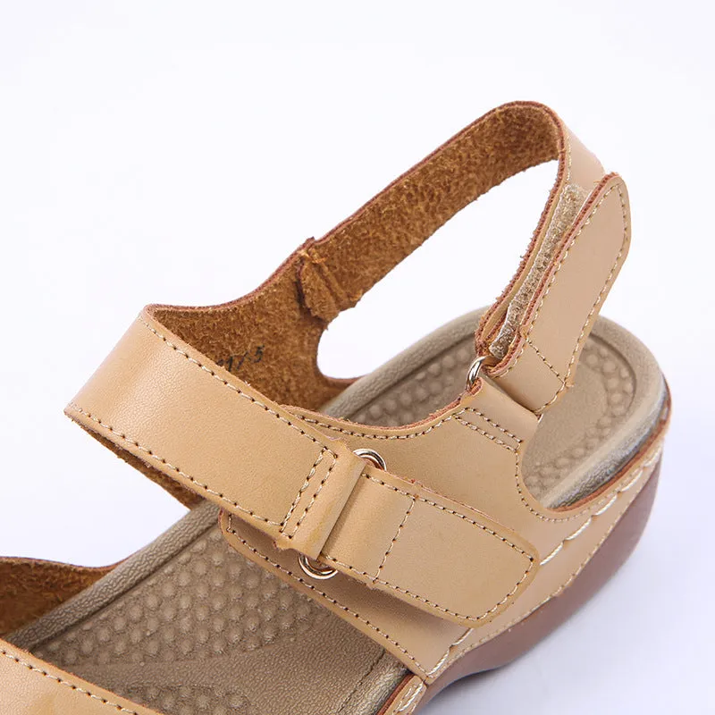 Women's low-heeled sandals lead to hollow hooks
